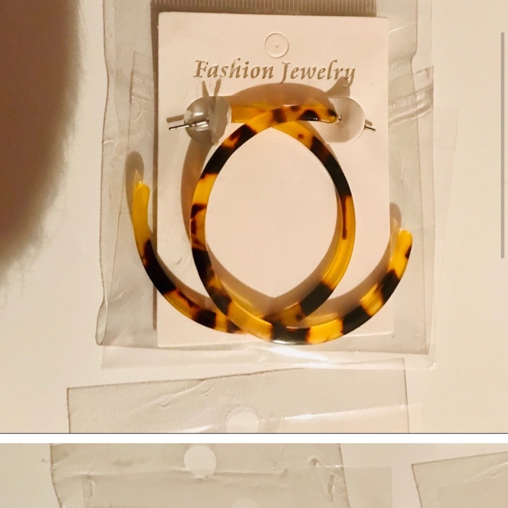 *Free if bundled w/something else from my closet*  tortoise shell earrings NWT